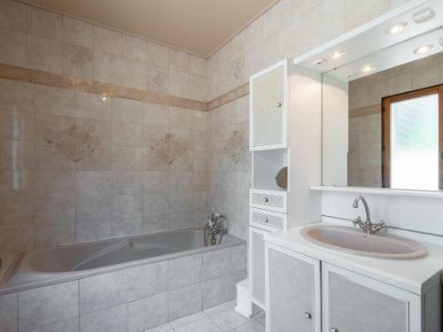 Luxurious Villa In Puisserguier With Swimming Pool