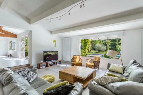 Villa With 6 Bedrooms In Rognes With Private Pool And Wifi