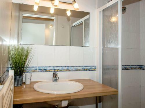Comfortable Holiday Home In Roscoff With Garden