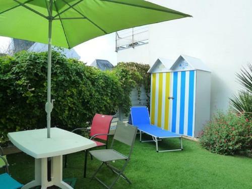 Comfortable Holiday Home In Roscoff With Garden