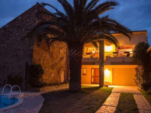 Spacious Villa In Languedoc-roussillon With Private Swimming Pool