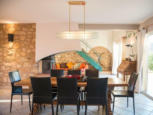 Spacious Villa In Languedoc-roussillon With Private Swimming Pool