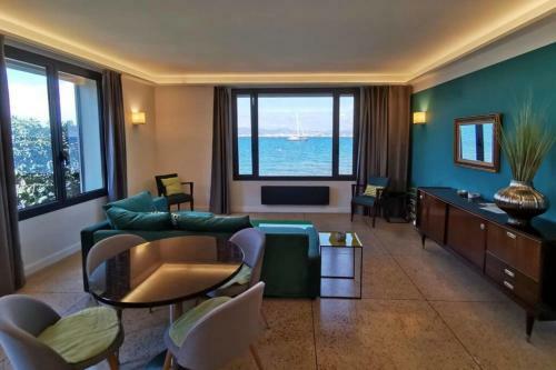 Unique ! Waterfront Apartment In St Aygulf