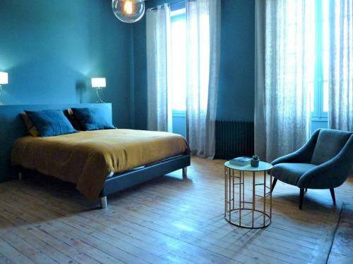 Saint-christoly-medoc Chateau Sleeps 15 With Pool