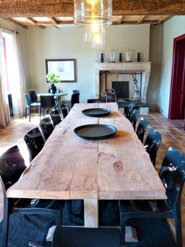 Saint-christoly-medoc Chateau Sleeps 15 With Pool
