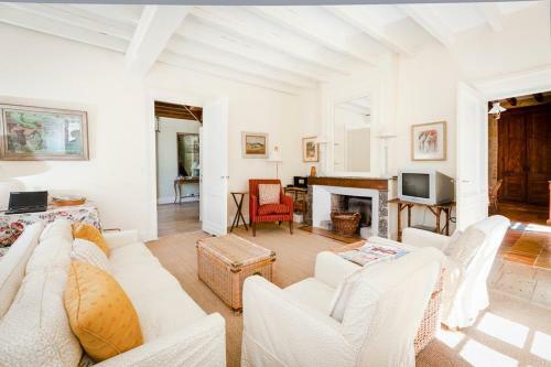 Saint-colomb-de-lauzun Chateau Sleeps 12 Pool Wifi