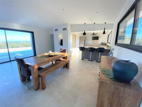 Villa D'architecte Avec Vue Mer Et Piscine Chauff�e