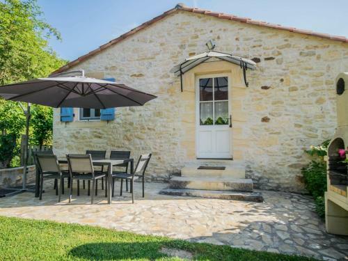 Peaceful Holiday Home Saint-martin-le-redon With Pool