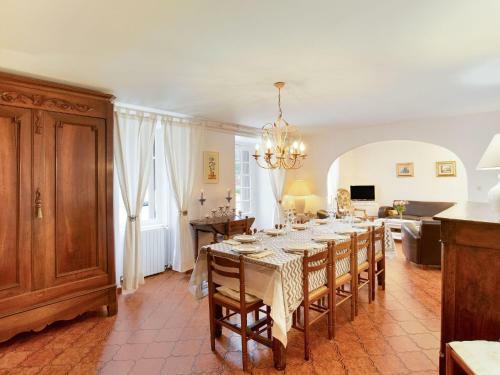 Spacious Holiday Home In Saint-martin Le Redon With Garden