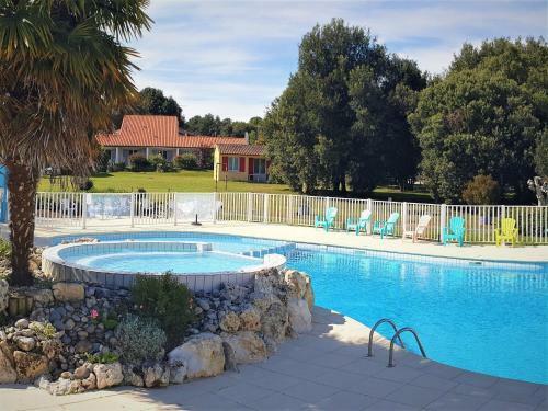 Classy Holiday Home In Saint-savinien With Sauna, Jacuzzi