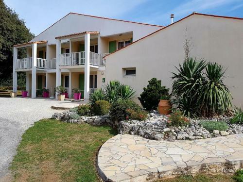Classy Holiday Home In Saint-savinien With Sauna, Jacuzzi