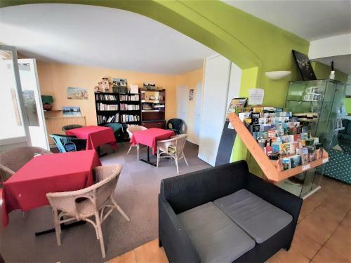 Pleasant Holiday Home In Saint-savinien With Pool
