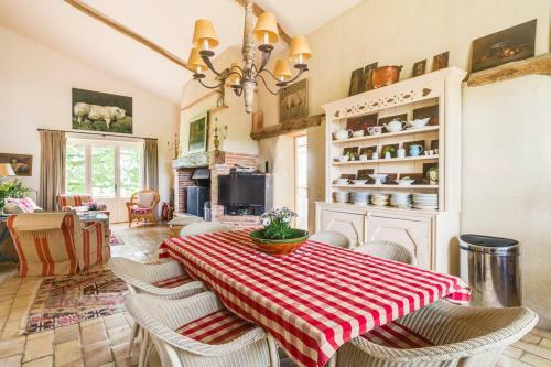 Saint-urcisse Villa Sleeps 8 Pool Wifi