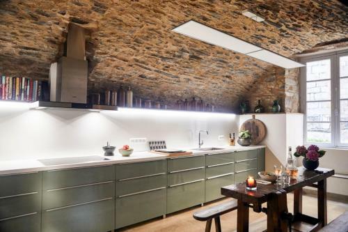 Saint-yrieix-la-perche Town House Sleeps 10