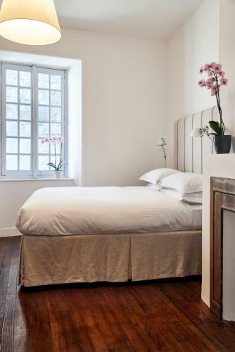 Saint-yrieix-la-perche Town House Sleeps 10