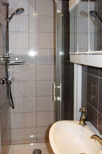 Holiday Home Les Embruns - Rhu100