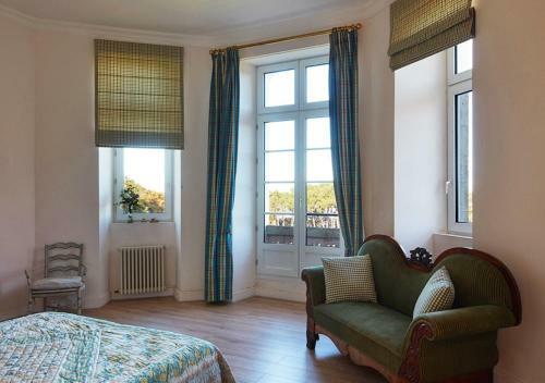 Chateau De Kergeorget - Vue Sur Le Golfe
