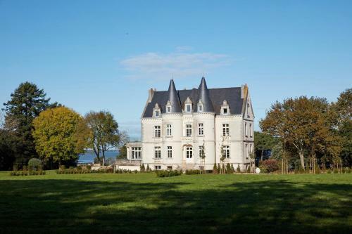 Chateau De Kergeorget - Vue Sur Le Golfe