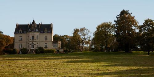 Chateau De Kergeorget - Vue Sur Le Golfe