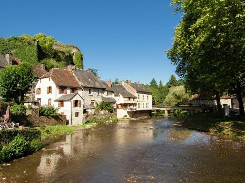 Chic Holiday Home In Segur-le-chateau With Swimming Pool