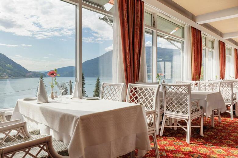 Olden Fjordhotel