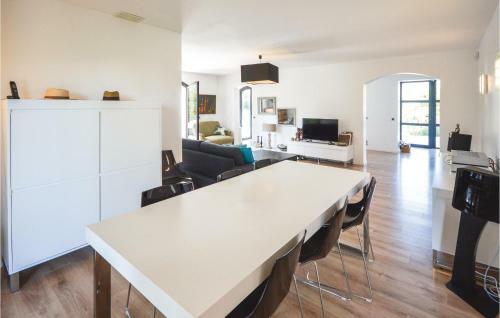 Five-bedroom Holiday Home In Valbonne
