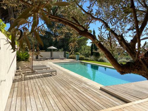 Les Issambres Villa Sleeps 12 With Pool And Air Con