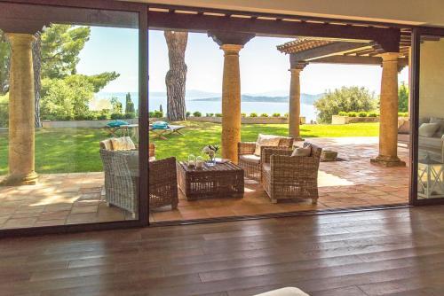 Les Issambres Villa Sleeps 12 With Pool And Air Con