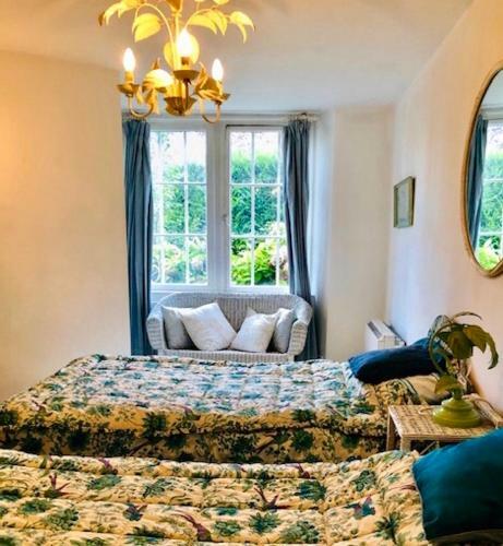 Grand Garden Apartment In Gothic Victorian Villa