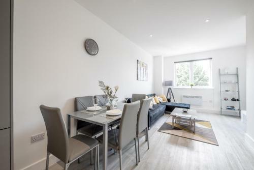 Huge Bedford Apartment For Business Workers By Comfy Workers