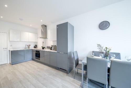 Huge Bedford Apartment For Business Workers By Comfy Workers