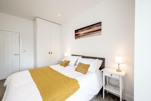 Huge Bedford Apartment For Business Workers By Comfy Workers
