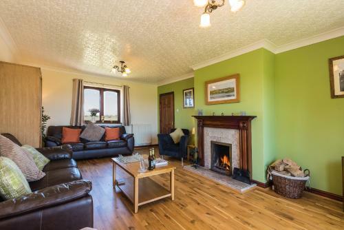 Detached 4-bed Farmhouse Beaumaris Stunning Views!