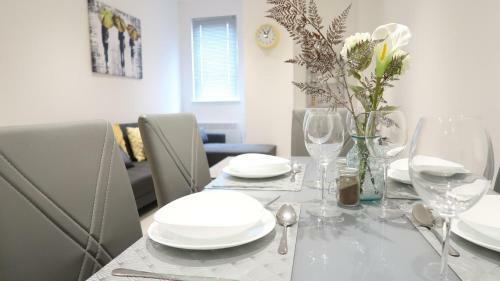 Large Contractor Apartment - Bedford Town Centre By Comfy Workers