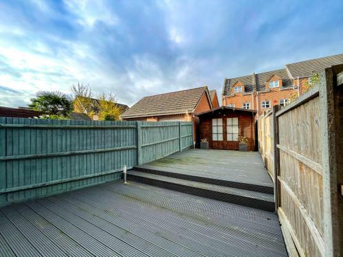 Big Contractor House, Modern Finish With Garden And Parking By Comfy Workers