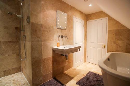 Big Contractor House, Modern Finish With Garden And Parking By Comfy Workers