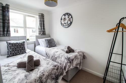 Big Contractor House, Modern Finish With Garden And Parking By Comfy Workers