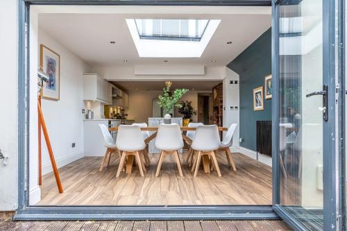 Amazing 5 Bed Victorian House - Clarence House