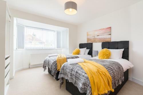 Solihull Contractors 4 Bedroom House With 7 Beds & Parking