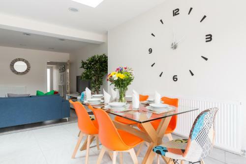 Solihull Contractors 4 Bedroom House With 7 Beds & Parking