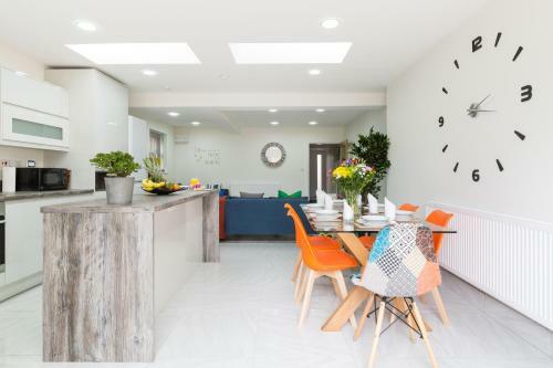 Solihull Contractors 4 Bedroom House With 7 Beds & Parking