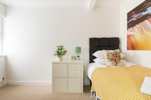 Solihull Contractors 4 Bedroom House With 7 Beds & Parking