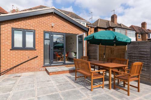 Solihull Contractors 4 Bedroom House With 7 Beds & Parking