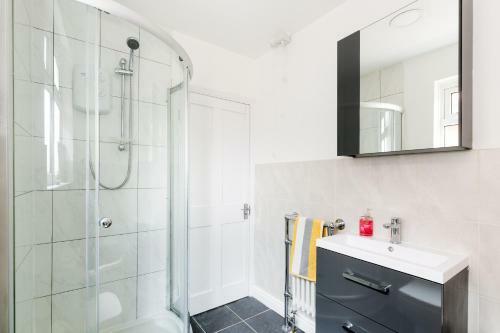 Solihull Contractors 4 Bedroom House With 7 Beds & Parking