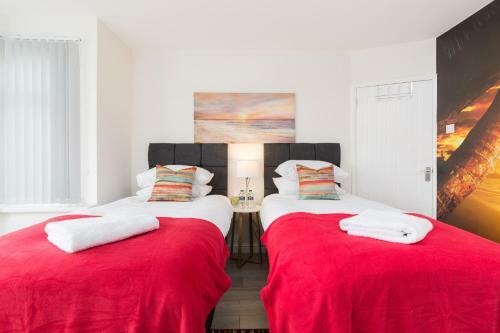 Solihull Contractors 4 Bedroom House With 7 Beds & Parking