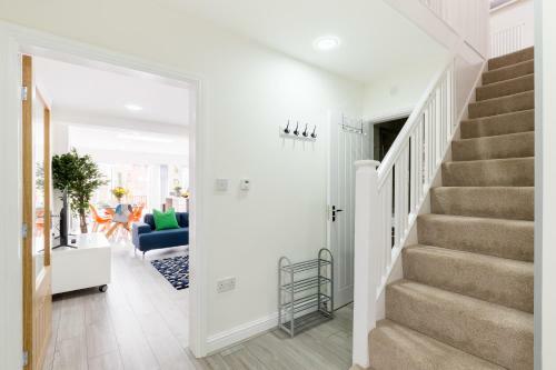 Solihull Contractors 4 Bedroom House With 7 Beds & Parking