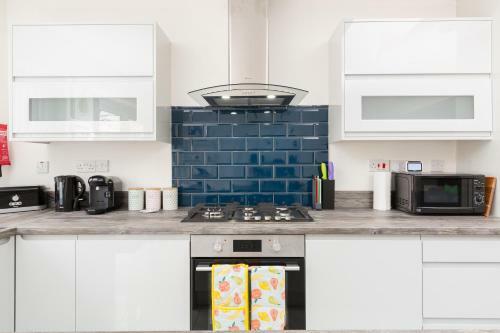 Solihull Contractors 4 Bedroom House With 7 Beds & Parking