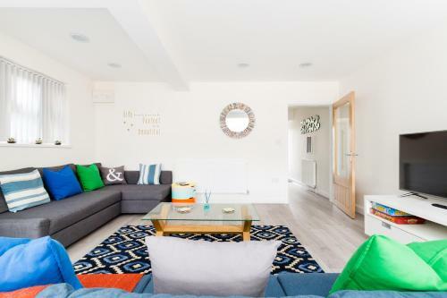 Solihull Contractors 4 Bedroom House With 7 Beds & Parking