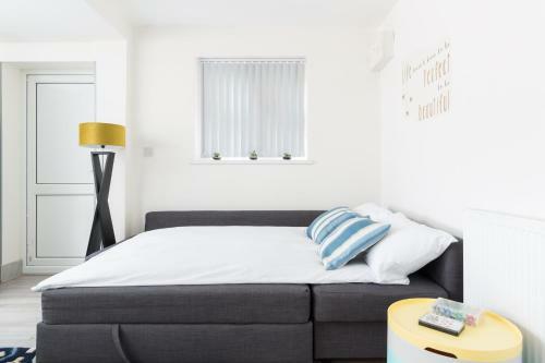 Solihull Contractors 4 Bedroom House With 7 Beds & Parking
