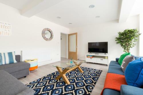 Solihull Contractors 4 Bedroom House With 7 Beds & Parking